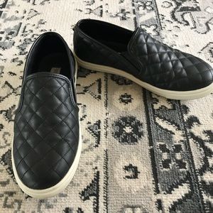 Steve Madden quilted slide on